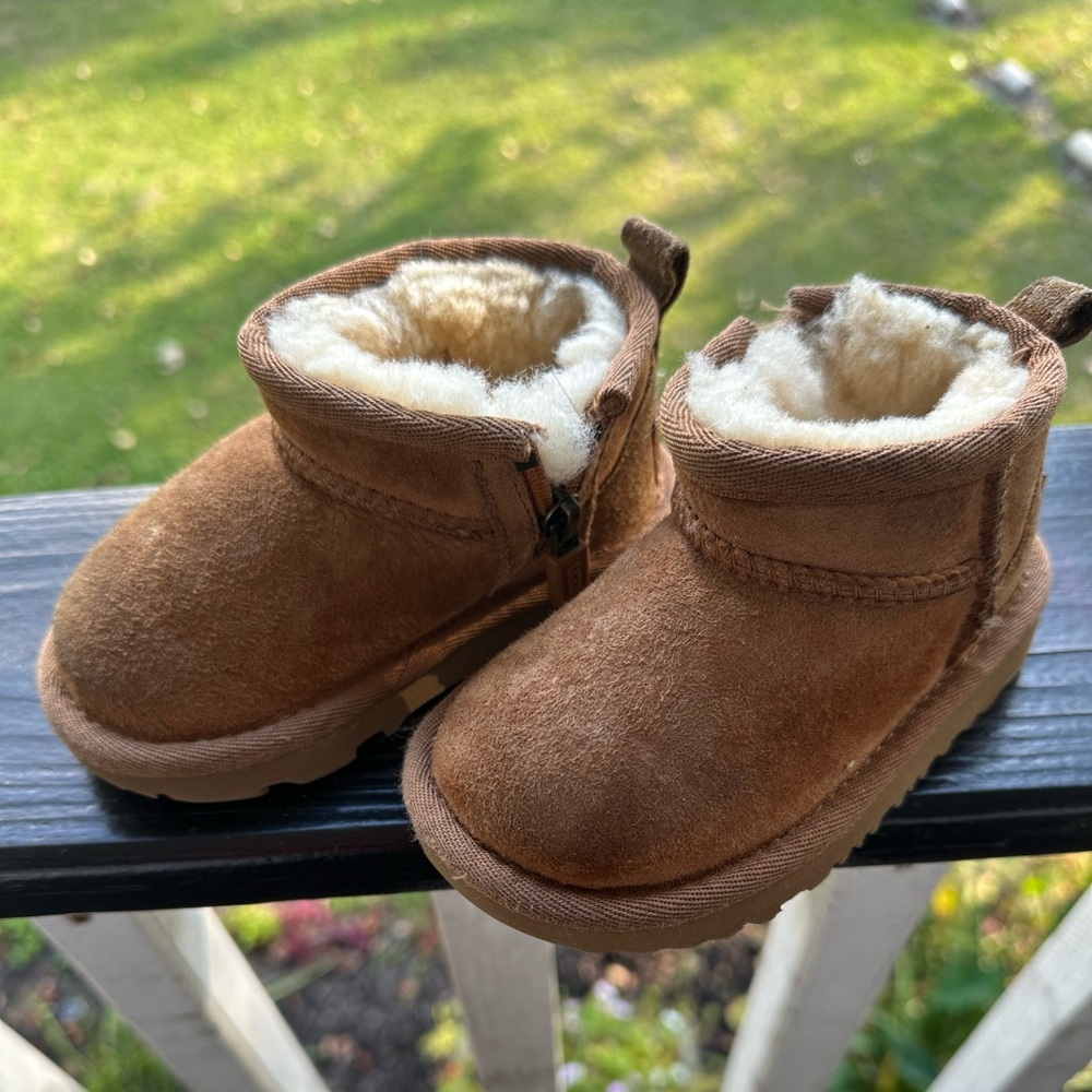 Toddler Uggs 6c